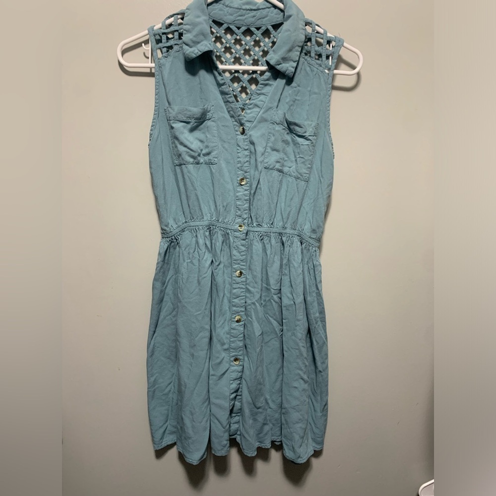 Women’s (m) light blue flowy button up dress